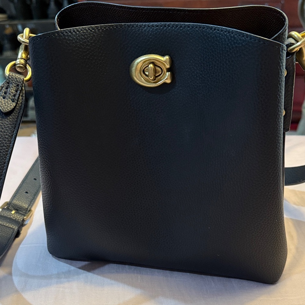 Elegant Black Leather Shoulder Bag